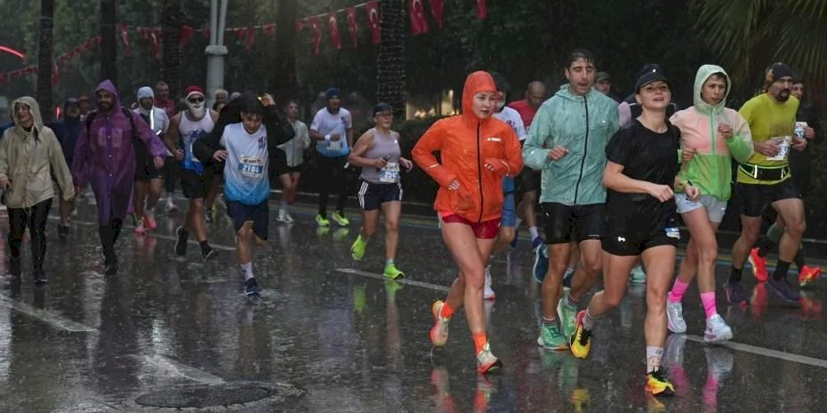 16. Uluslararası Adana Kurtuluş Yarı Maratonu koşuldu