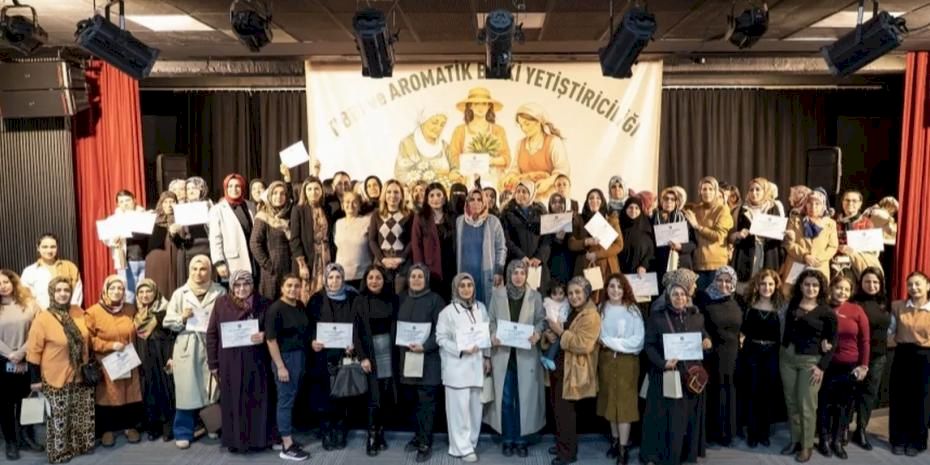 Diyarbakır'da Tıbbi Aromatik Bitki Atölyesi kursiyerlerine sertifika