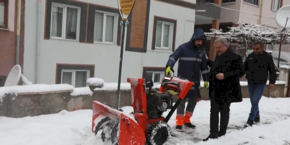 Mustafa Palancıoğlu karlı havada sahaya indi