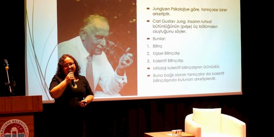 İstanbul Maltepe'de kadınlar 'tarih' konuştu