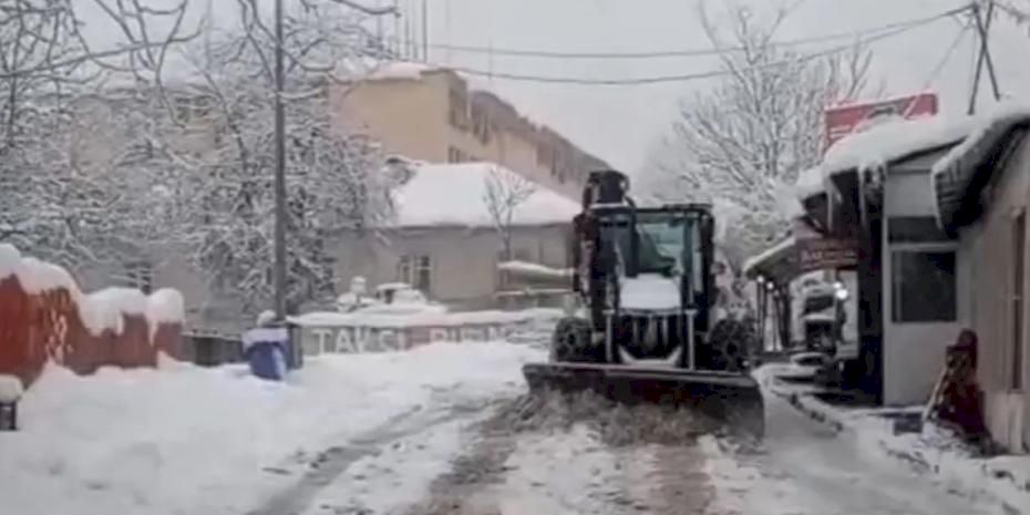 Tunceli, son 65 yılın en yoğun kar yağışıyla mücadele ediyor