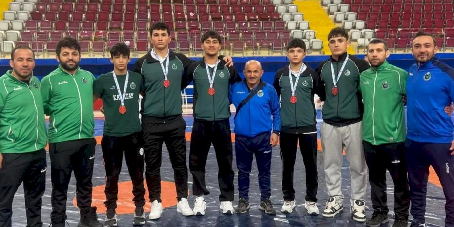 Konya Karatay'ın U17 güreşçileri şampiyonluk yolunda