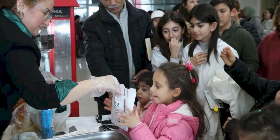 Çiğli'de çocuklar sinema keyfini Başkan Yıldız’la paylaştı