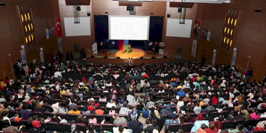 Kayseri Talas'ta Başkan Amca'dan çocuklara karne hediyesi