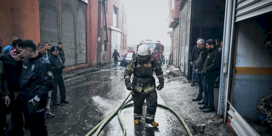 İzmir Buca’da depo yangını kısa sürede söndürüldü