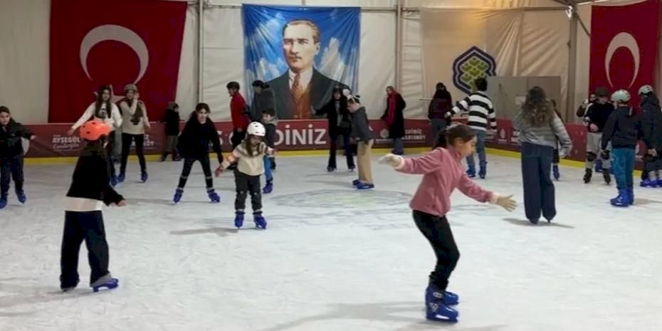 İstanbul Bakırköy'de buz pisti ara tatil gözdesi