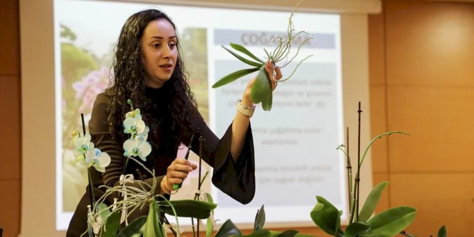 Antalya'da vatandaşlara orkide bakımı eğitimi