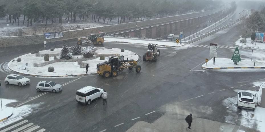 Gaziantep’te karla mücadeleye tüm hızıyla devam