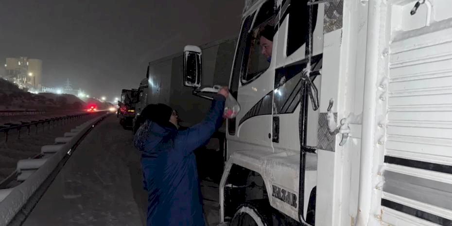 Şahbaz Derneği kar yağışında yolda kalan vatandaşların yanında
