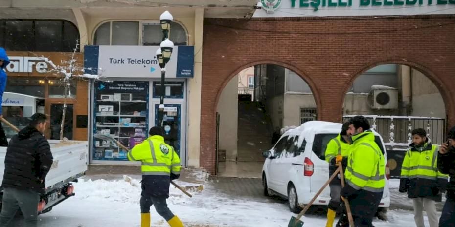 Mardin Yeşilli'de karla mücadele çalışmaları sürüyor