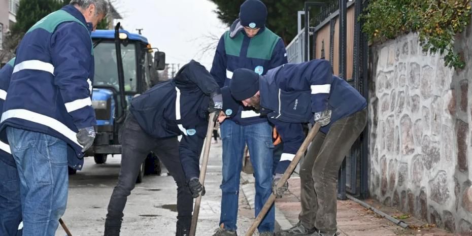 Manisa'da ekipler yağışa karşı sahada