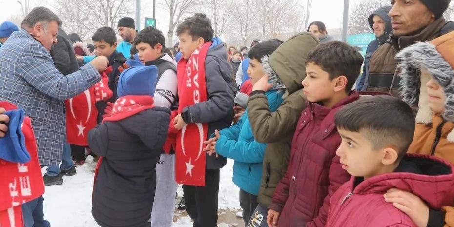 Gaziantep'te çocuklara kar hediyesi