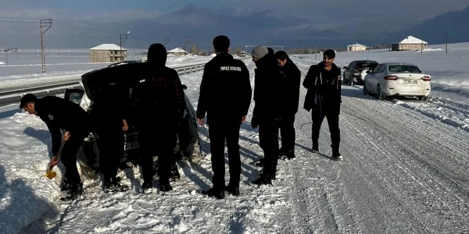 Ağrı'da infaz ve koruma memurlarından yol yardımı