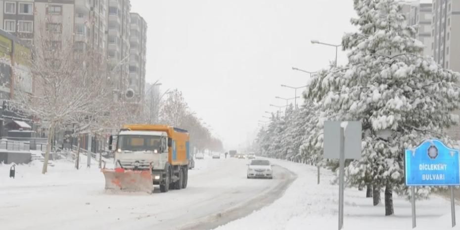 Diyarbakır’da kar yağışına karşı kesintisiz mücadele