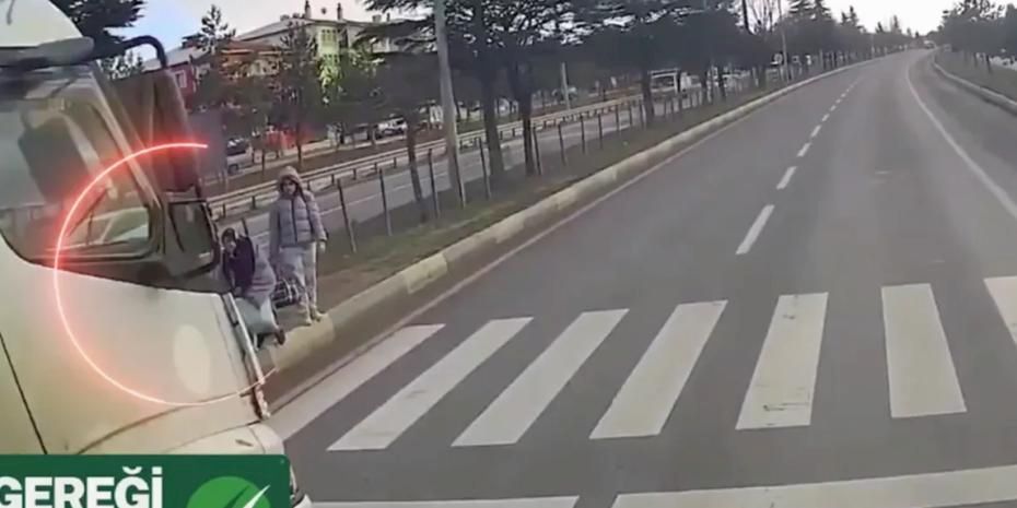 Yaya geçidinde facianın eşiğinden dönüldü! Kamyon sürücüsüne gereği yapıldı!