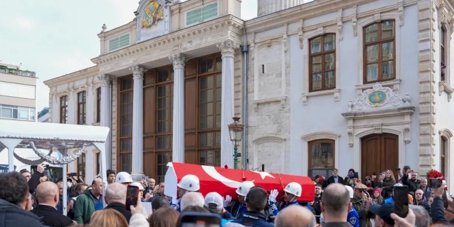 Usta tiyatrocu Haldun Dormen son yolculuğuna alkışlarla uğurlandı