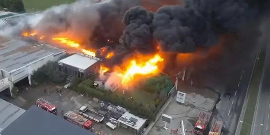 İstanbul Büyükçekmece’de fabrika yangını kontrol altında