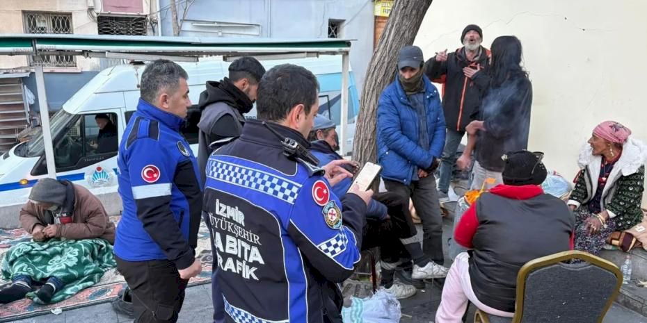 Hava soğuk ancak İzmir'de kimse yalnız değil!