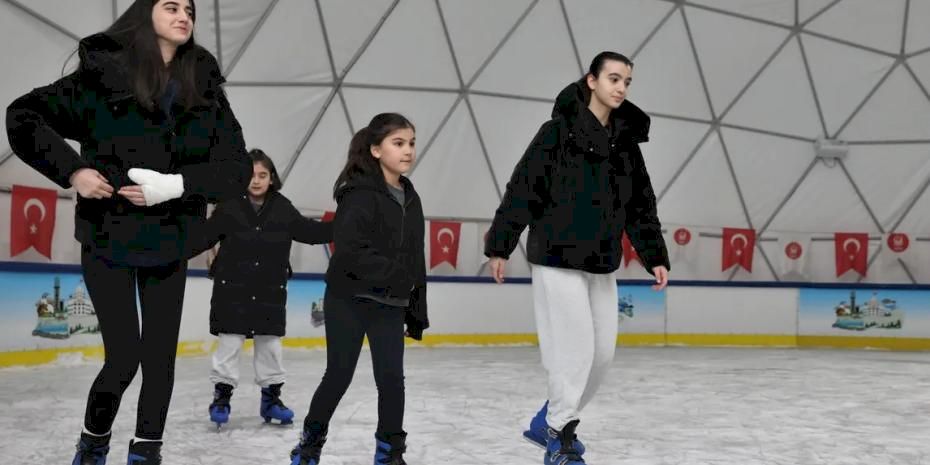 Ankara Keçiören’de sömestir eğlencesi gerçek buz pistinde