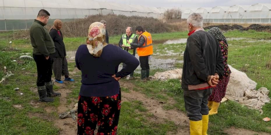 Antalya Büyükşehir'den sel felaketinde çiftçilerin yanında