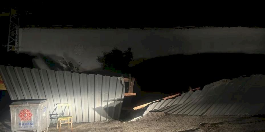 Karesi’de şiddetli rüzgar samanlığın çatısını uçurdu