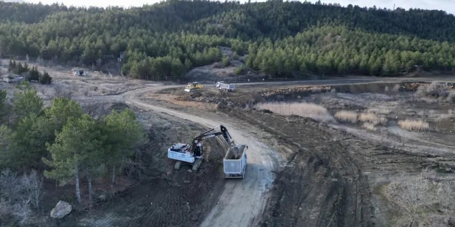 Çorum'da Çomar Barajı çevresinde yol genişletme çalışmaları sürüyor