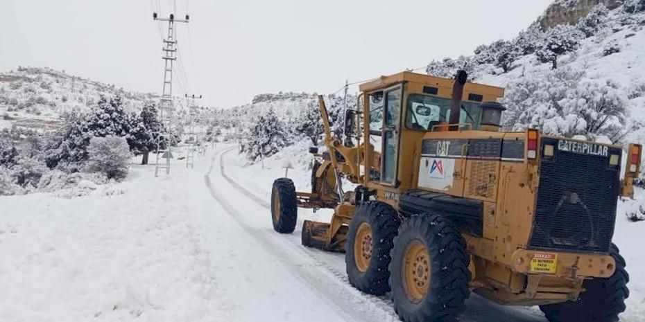 Mersin'de karla mücadele aralıksız sürüyor