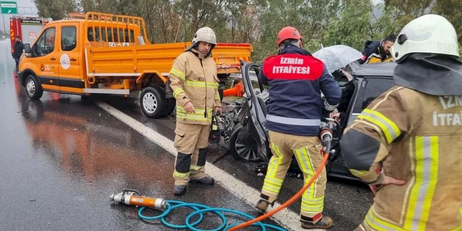 İzmir'de zincirleme trafik kazasına itfaiyeden hızlı müdahale