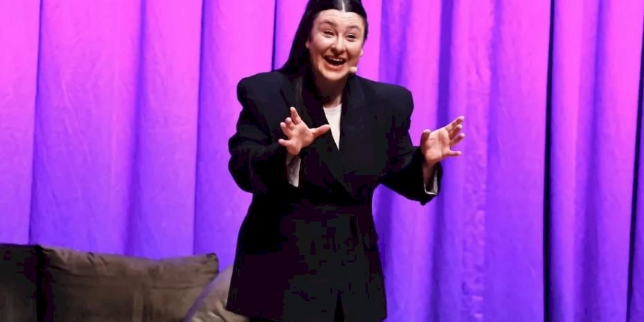 Yasemin Sakallıoğlu, İzmirlileri kahkahaya boğdu