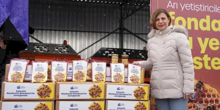 Eskişehir’de arıcılara fondan arı yemi dağıtıldı