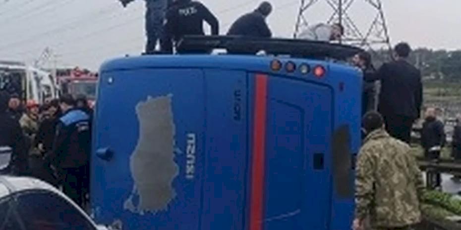 İstanbul'da cezaevi nakil aracı devrildi: 19 yaralı