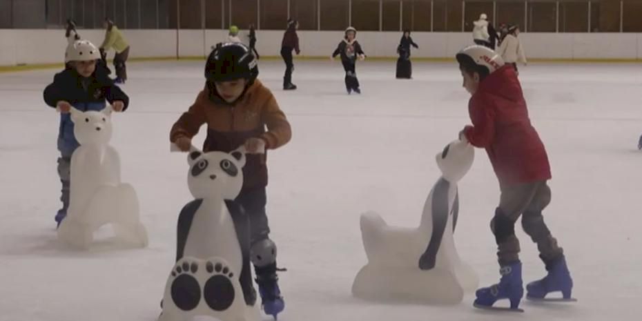 İstanbul'da Maltepeli çocuklar buz pistinde