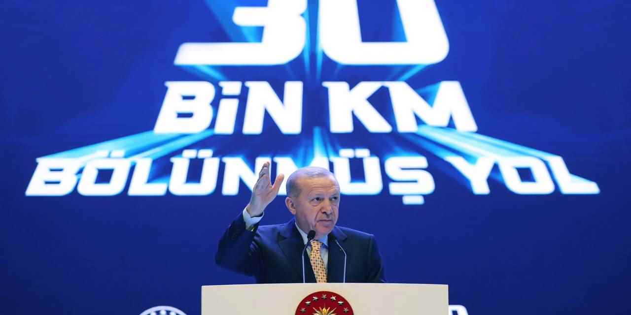 'Türkiye'yi yeni yollar ve yatırımlarla büyütmeye devam edeceğiz'