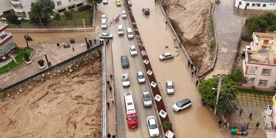 Mersin'de dere taştı, birçok araç zarar gördü