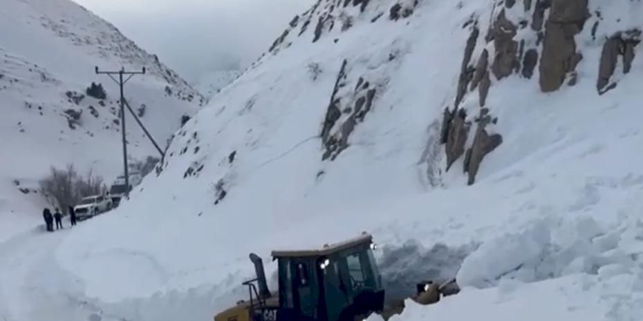Van'da çığ düştü, 2 hastaya ambulans ulaştırıldı