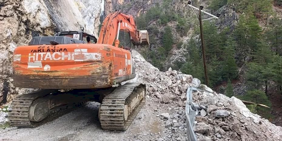Antalya Büyükşehir ekiplerinden Alacami Yolu’nda heyelan çalışması
