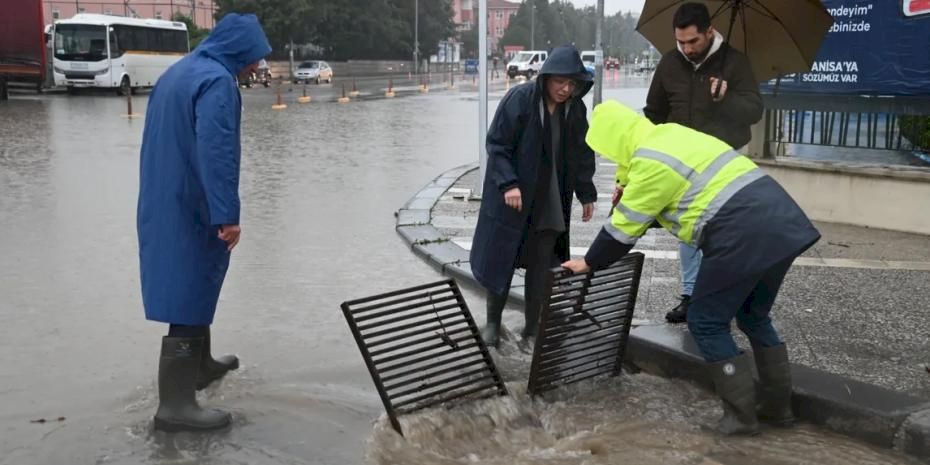 Manisa'da MASKİ ekipleri sağanak dolayısıyla sahada