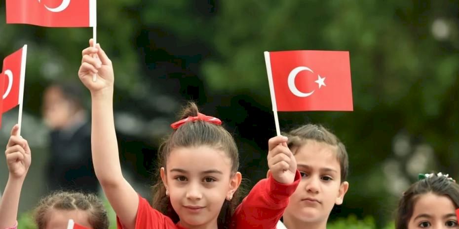 Eğitimde ikinci dönem 'Bayrak Sevgisi' temasıyla başladı