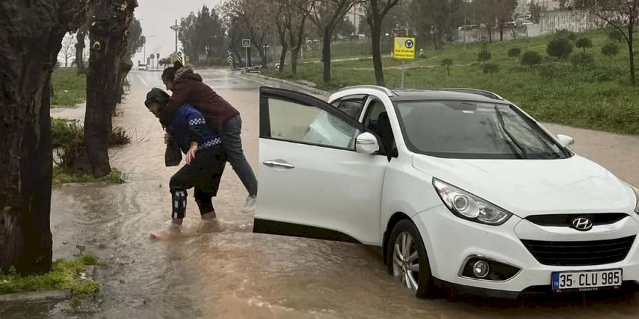 İzmir’de zabıta ekipleri vatandaşları sırtında taşıdı