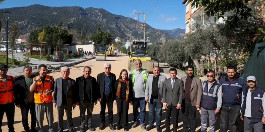 Antalya'da sıcak asfalt çalışmaları devam ediyor