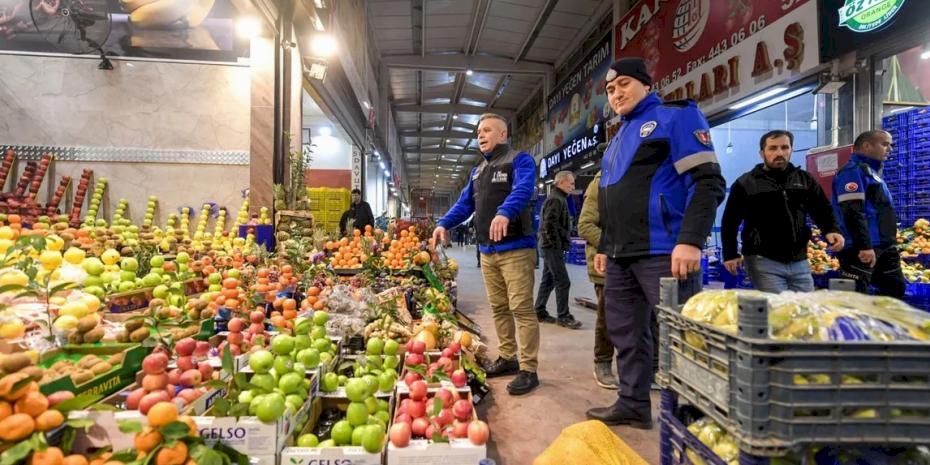 İzmir’in Hallerinde 2025 yılı rekoru: Su ürünleri ve sebze-meyve ticareti zirvede