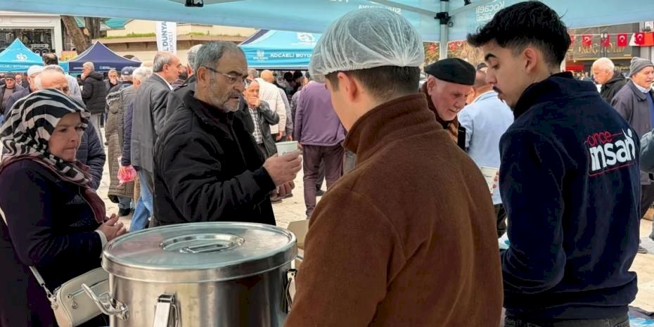 Kocaeli'de deprem şehitleri için çorba ikramı