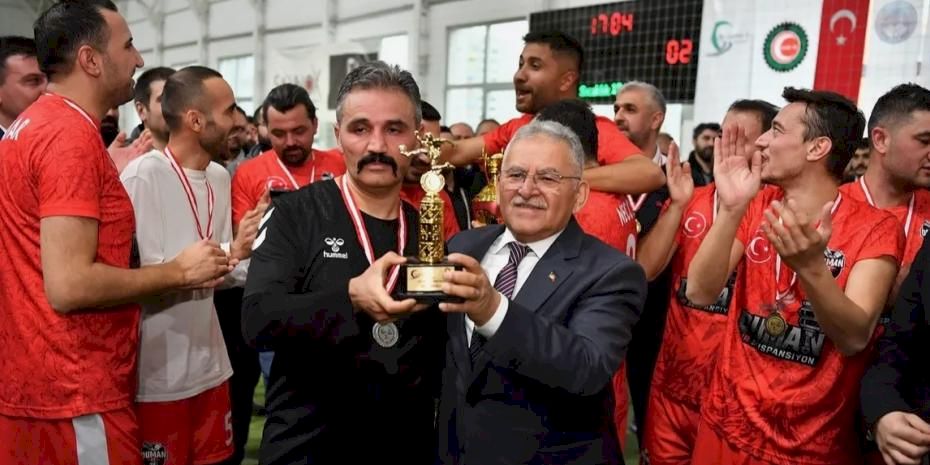 Memduh Büyükkılıç halı sahaya ayak bastı