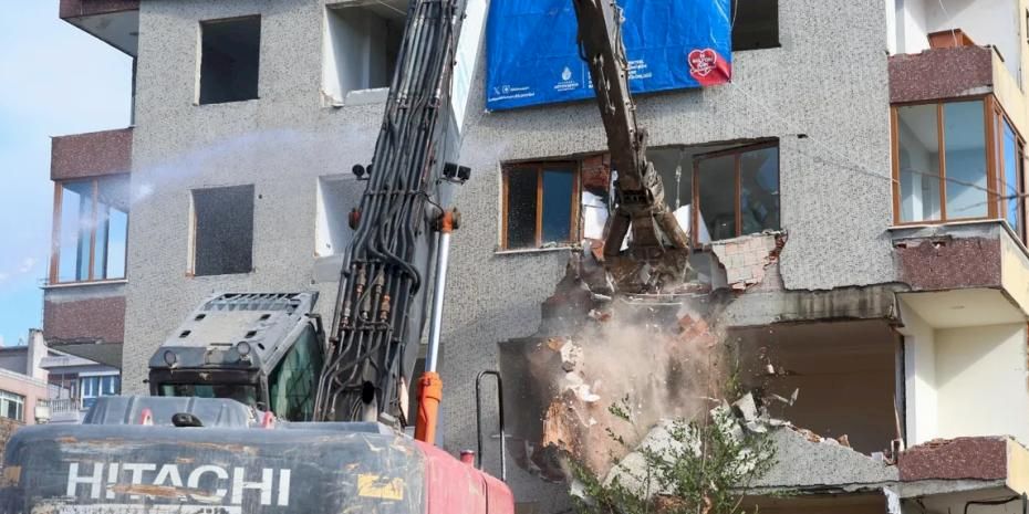 Bakırköy’de 46 yıllık riskli bina yıkıldı