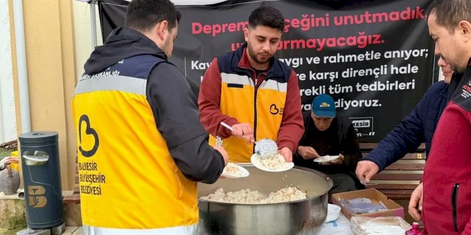 Balıkesir’de depremde hayatını kaybedenler için pilav hayrı