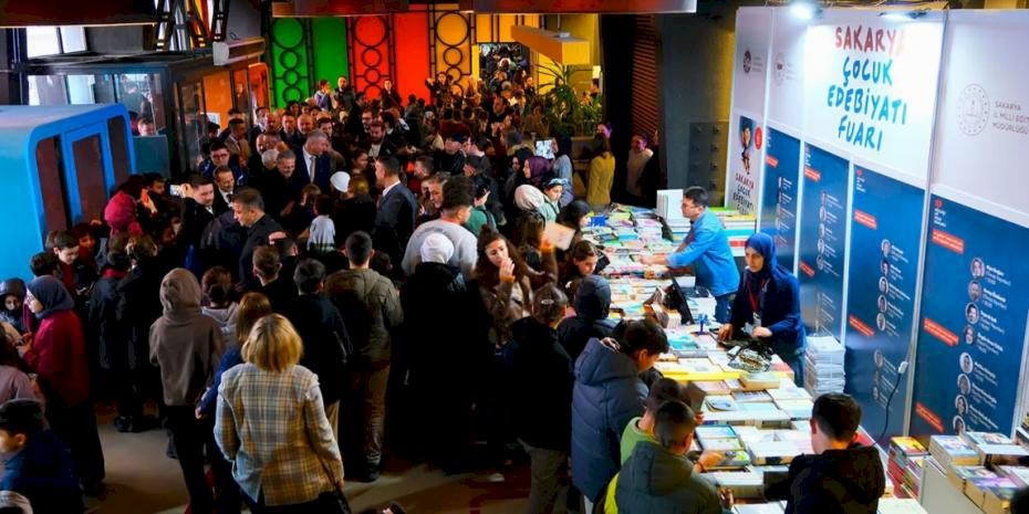 Sakaryalı çocuklar 'Edebiyat Fuarı'nda buluştu