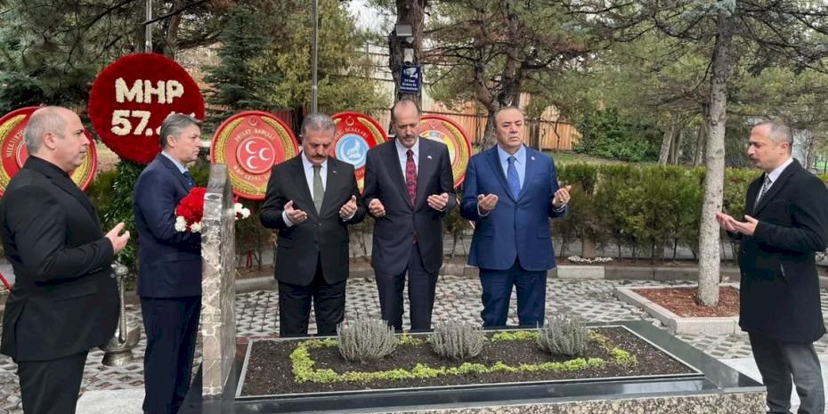 MHP’den Alparslan Türkeş’in kabrine ziyaret