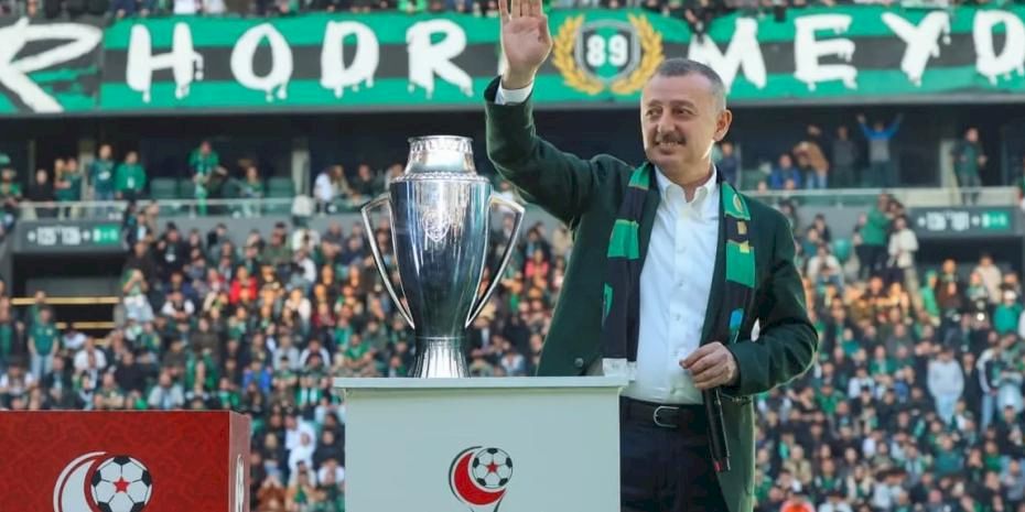 Kocaeli'de Başkan Büyükakın'dan 3 puana 3'lü kutlama