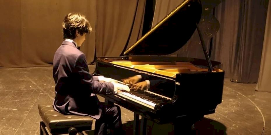 İstanbul Maltepe’de genç piyanist Tolga Bilget sahne aldı