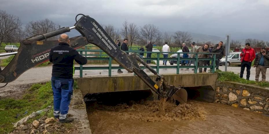 İzmir'de kuvvetli yağışlar sonrasında kırsalda yoğun müdahale